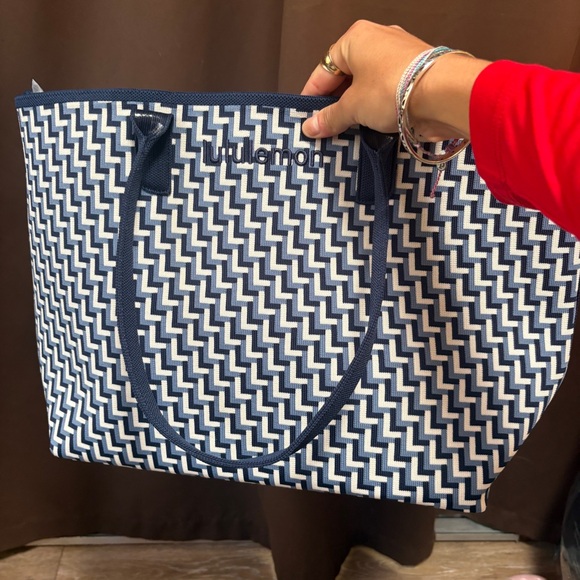 NEW Lululemon Classic Knit Tote Bag 18L Navy Club Blue Washed Denim Ivory NWT - Picture 1 of 9